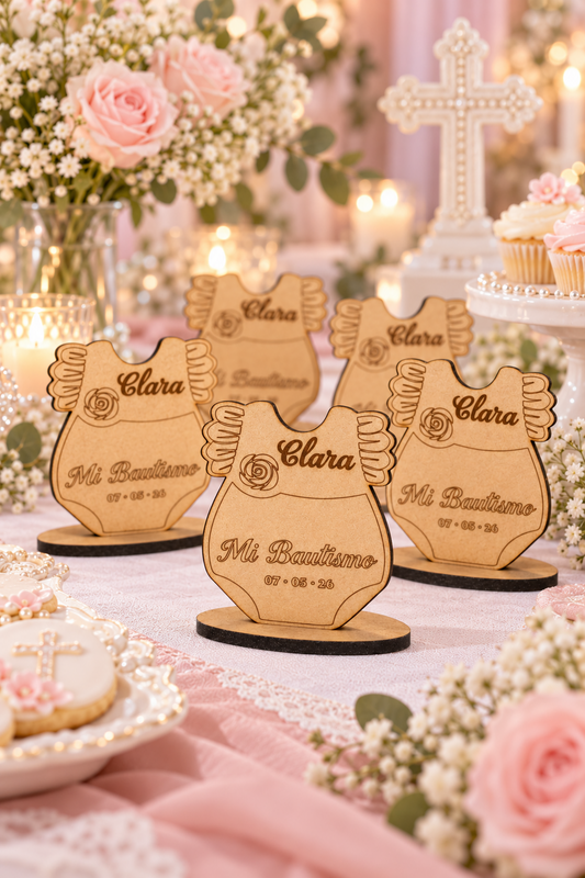 Souvenirs de bautismo personalizados en mesa de celebración